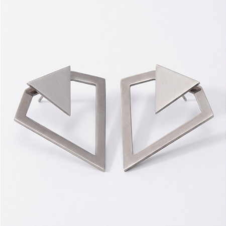 Brinco Aura Geometric – Triângulo com Transposição Prata