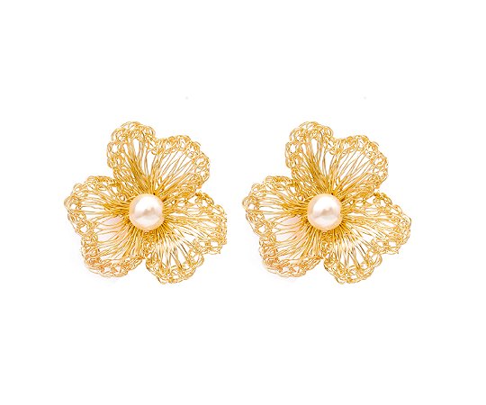BRINCO FLOR COM PÉROLAS TECIDO EM CROCHÊ DE METAL – HELIANA LAGES