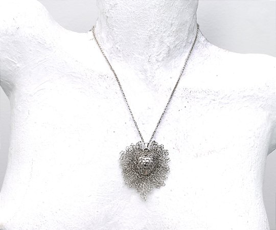 COLAR SAGRADO CORAÇÃO LISO G NO CROCHÊ DE METAL – HELIANA LAGES