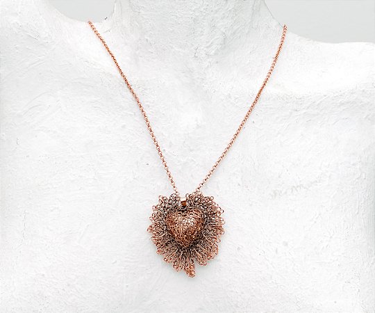 COLAR SAGRADO CORAÇÃO LISO G NO CROCHÊ DE METAL – HELIANA LAGES