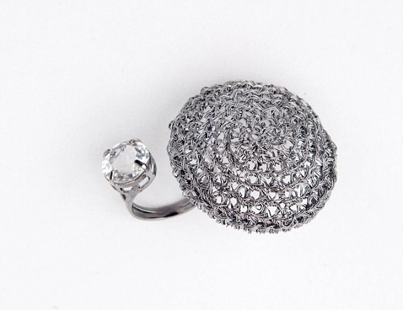 ANEL BORDADO COM CRISTAL DE METAL TECIDO NO CROCHÊ DE METAL – HELIANA LAGES