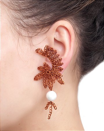 BRINCO FLOR DA TERRA TECIDO EM CROCHÊ DE METAL – HELIANA LAGES