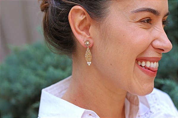 BRINCO FLORZINHA GOTA TECIDO NO CROCHÊ DE METAL HELIANA LAGES