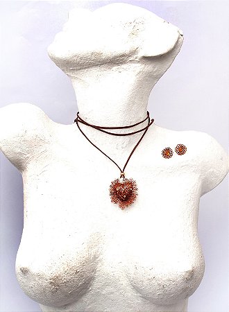 CONJUNTO CORAÇÃO CADARÇO TECIDO NO CROCHÊ EM METAL HELIANA LAGES