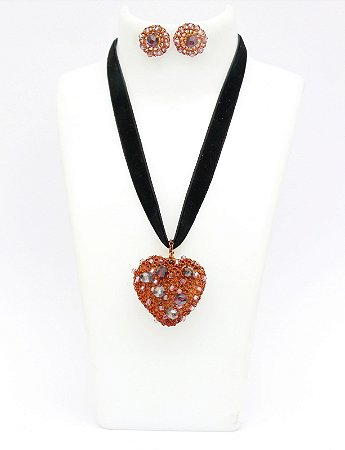 CHOKER COM PINGENTE DE CORAÇÃO BORDADO COM CRISTAIS TECIDO NO CROCHÊ DE METAL HELIANA LAGES