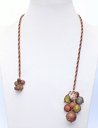 COLAR MIX DE BOLAS TECIDAS NO CROCHÊ DE METAL HELIANA LAGES