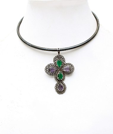 CHOKER CRUZ BORDADA COM PEDRAS TECIDA NO CROCHÊ DE METAL HELIANA LAGES