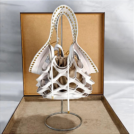 Spider - Uma peça de design construída em couro legítimo.