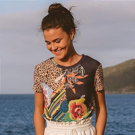 colar com blusa estampada