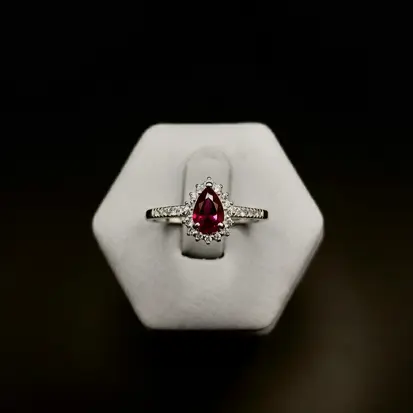 Anel Com Pedra Central Gota Vermelho e Pedras de Zircônia ao Redor A134 (Prata 925)