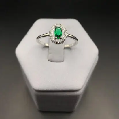 Anel com Pedra Oval Pequena Verde e Zircônias Brancas ao Redor A140 (Prata 925)