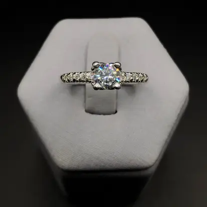 Solitário com 4 Garras com Zircônia Central Branca e Aro Cravejado S015 (Prata 925)