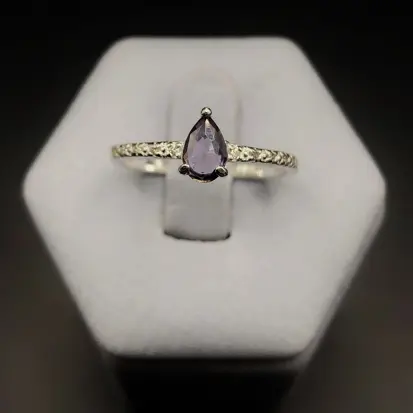 Anel com Pedra Gota Lilas e Zirconias no Aro A141 (Prata 925)
