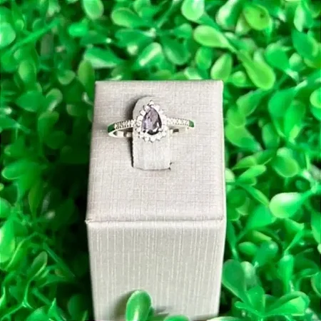 Anel com Pedra Gota Lilás com Zircônias Brancas Cravejadas A142 (Prata 925)