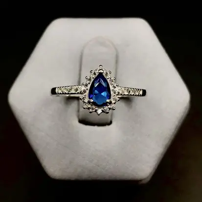 Anel com Pedra Gota Azul com Zircônias Brancas Cravejadas A144 (Prata 925)