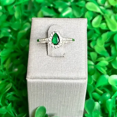 Anel com Pedra Gota Verde com Zircônias Brancas Cravejadas A145 (Prata 925)