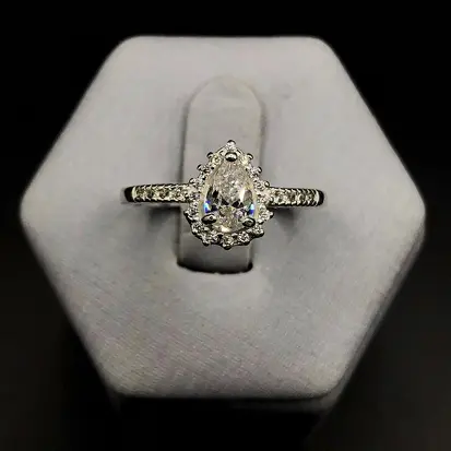 Anel com Pedra Gota Branca com Zircônias Brancas Cravejadas A146 (Prata 925)