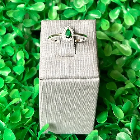 Anel Gota Verde pequena e Zircônias Brancas ao Redor Cravejadas A152 (Prata 925)