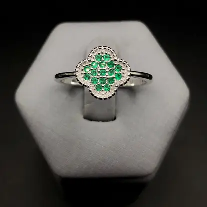 Anel com Trevo Central e Zircônias verde Cravejadas A154 (Prata 925)
