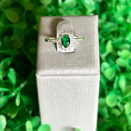 Anel pedra oval verde grande com zircônias na volta e 8 pedras de zircônias cravejadas no aro A160(Prata 925)