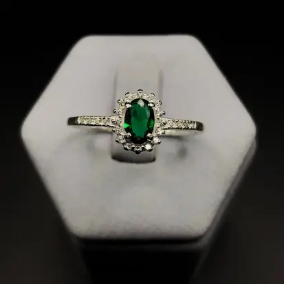 Anel Pedra Oval Verde Grande com Zircônias na Volta e 8 Pedras de Zircônias Cravejadas no Aro A160 (Prata 925)