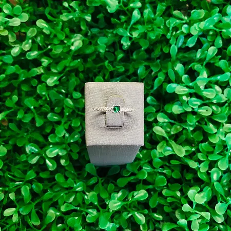 Anel solitário com zircônia central VERDE pequena e zircônias cravejadas no aro S021 (Prata 925)