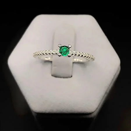 Anel solitário com zircônia central VERDE pequena e zircônias cravejadas no aro S021 (Prata 925)