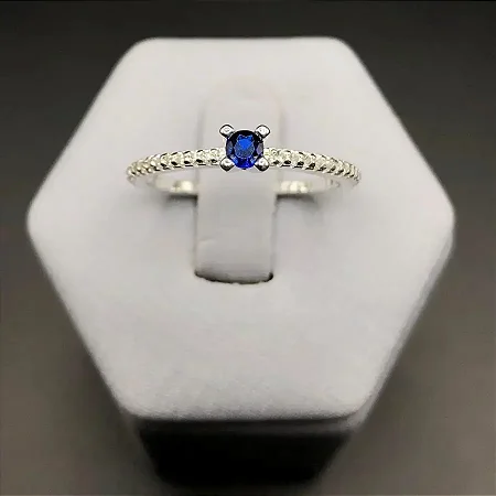 Anel solitário com zircônia central AZUL pequena e zircônias cravejadas no aro S022 (Prata 925)