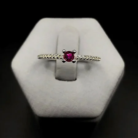 Anel solitário com zircônia central ROSA pequena e zircônias cravejadas no aro S023 (Prata 925)