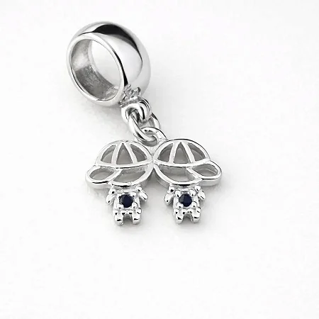 Berloque com dois meninos cravejados de zircônia e zircônia azul central BQ004 ( Prata 925 )