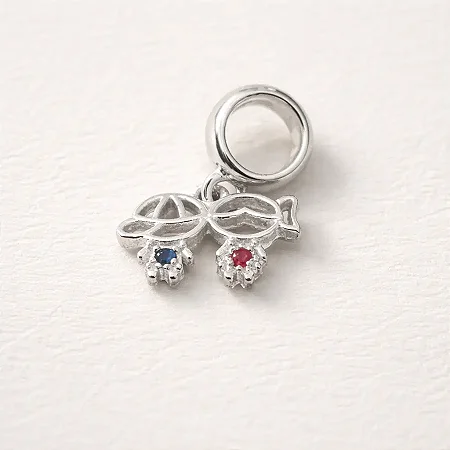 Berloque menino e menina cravejados com zircônia e zircônia azul e rosa central BQ005 ( Prata 925 )