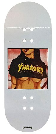 Deck marca Custom linha *Performance Series* modelo ''Thrasher Girl'' 34x97mm + Tape Custom Extra-Smooth