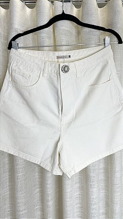 SHORTS SARJA BOTÃO PÉROLA