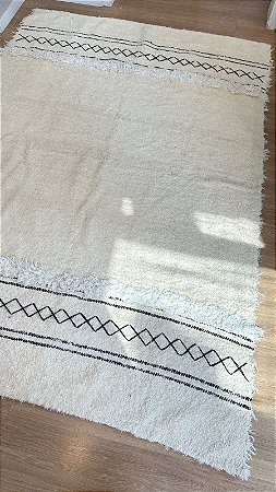 Tapete Natural Cru com Bordado Preto