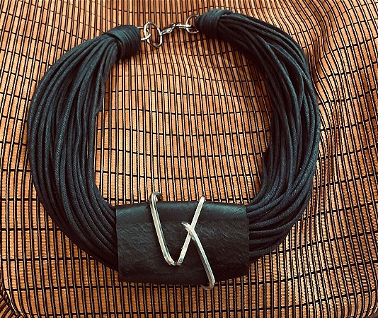 COLAR LINHA EM V