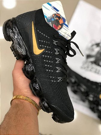 nike vapormax preto e dourado