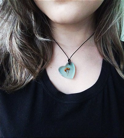 Colar pingente coração verde com flores