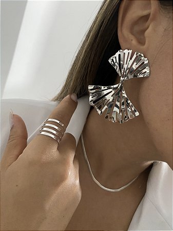 BRINCOS LEQUE VAZADO- PRATEADO