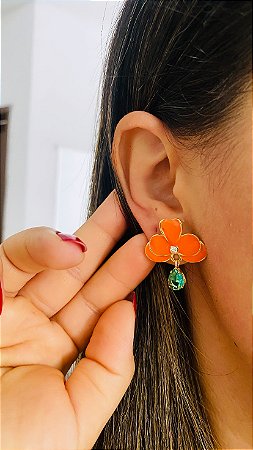BRINCO ESMALTADO ORQUÍDEA COM PEDRA VERDE- COR LARANJA
