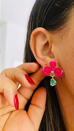 BRINCO ESMALTADO ORQUÍDEA COM PEDRA VERDE- COR FÚCSIA