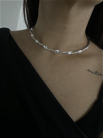 GARGANTILHA TORCIDA PRATEADA