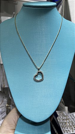 Colar Coração Vazado Cravejado com Micro Zircônias Aço Inoxidável 316L Banhado a Ouro