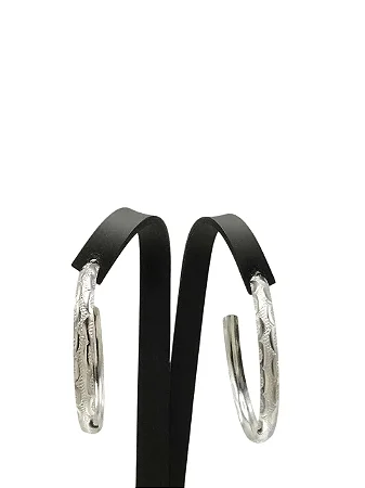 Brinco Argola Meia Cana Pele de Cobra 5cm em Aço Inoxidável