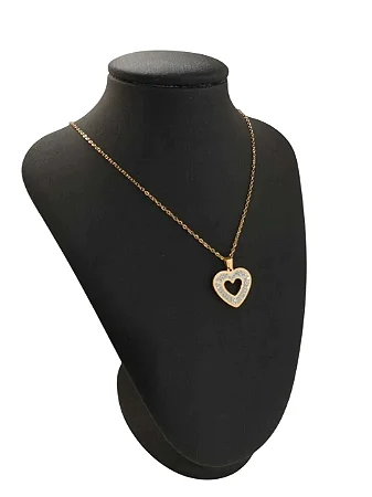 Colar Coração Vazado Cravejado em Aço Dourado