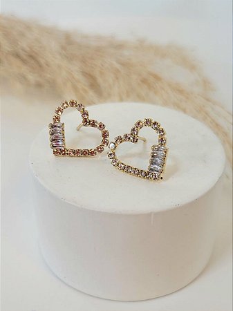 Brinco de coração com pedras de zircônia folheado em ouro 18k