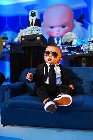 Look Poderoso Chefinho com Blazer e suspensório