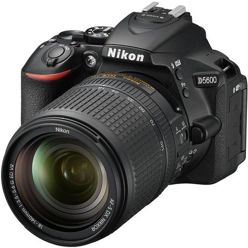 Câmera DSLR Nikon D5600 com lente 18-140mm