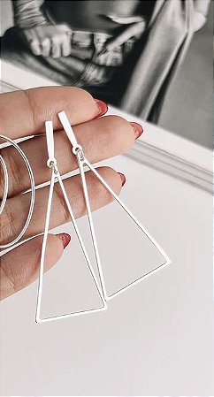 Brinco triângulo minimalista