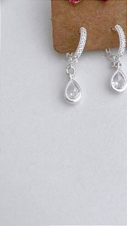 Argola cravejada com gota