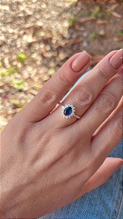 Anel azul cravejado